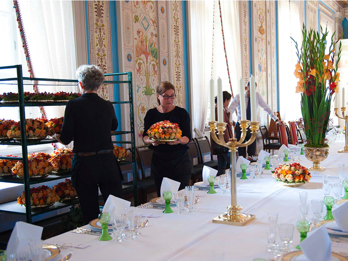 The florists are responsible for decorating the tables in connection with larger functions. Photo: Mona Nordøy